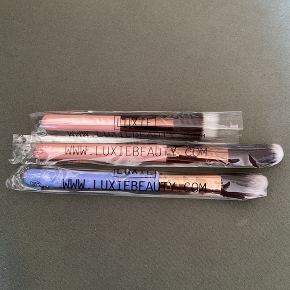 7 unopened shadows, blushes, bronzers, plus 3 brushes! - Picture 2 of 11